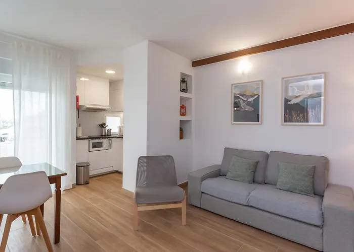 Apartment With A Garden, Close To Carcavelos Beach Lejlighed