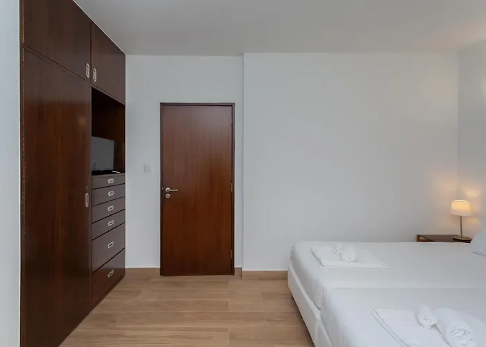 Apartment With A Garden, Close To Carcavelos Beach * Carcavelos (Lisbon)