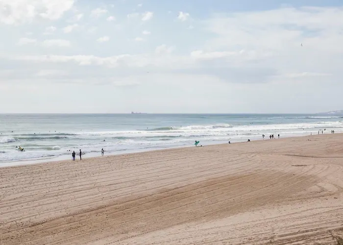 Apartment With A Garden, Close To Carcavelos Beach Lejlighed