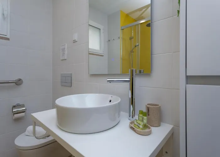 Apartment With A Garden, Close To Carcavelos Beach Διαμέρισμα *