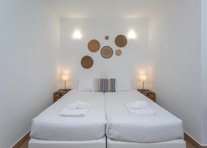 Apartment With A Garden, Close To Carcavelos Beach Διαμέρισμα *