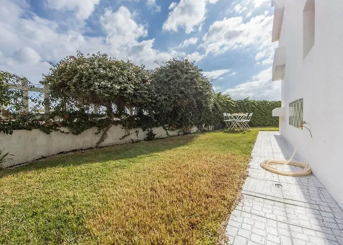 Apartment With A Garden, Close To Carcavelos Beach *